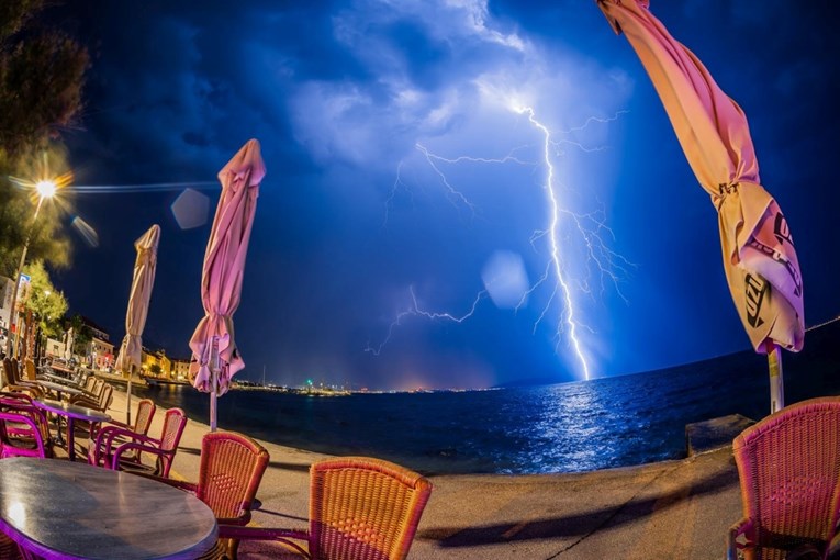 Stiže velika promjena vremena. Jak vjetar, obilna kiša, grmljavina, nevrijeme...