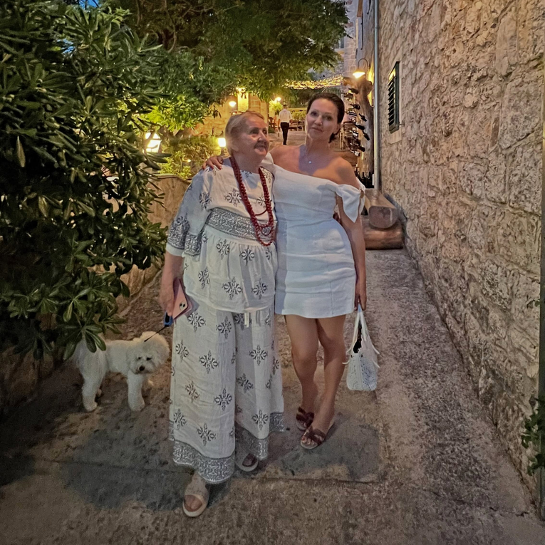 Ljetna tradicija Nine Badrić: "Svaki srpanj rezerviran je za moju mamu i Hvar"