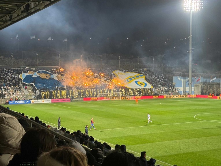 Pogledajte koreografiju Armade. "HNS", "mediji", "zabrane", "represija"