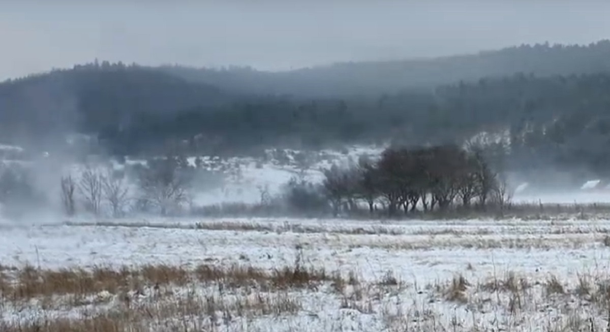 Snijeg u Lici, ledeni vjetar puše u većini zemlje, na A1 kod Svetog Roka olujni