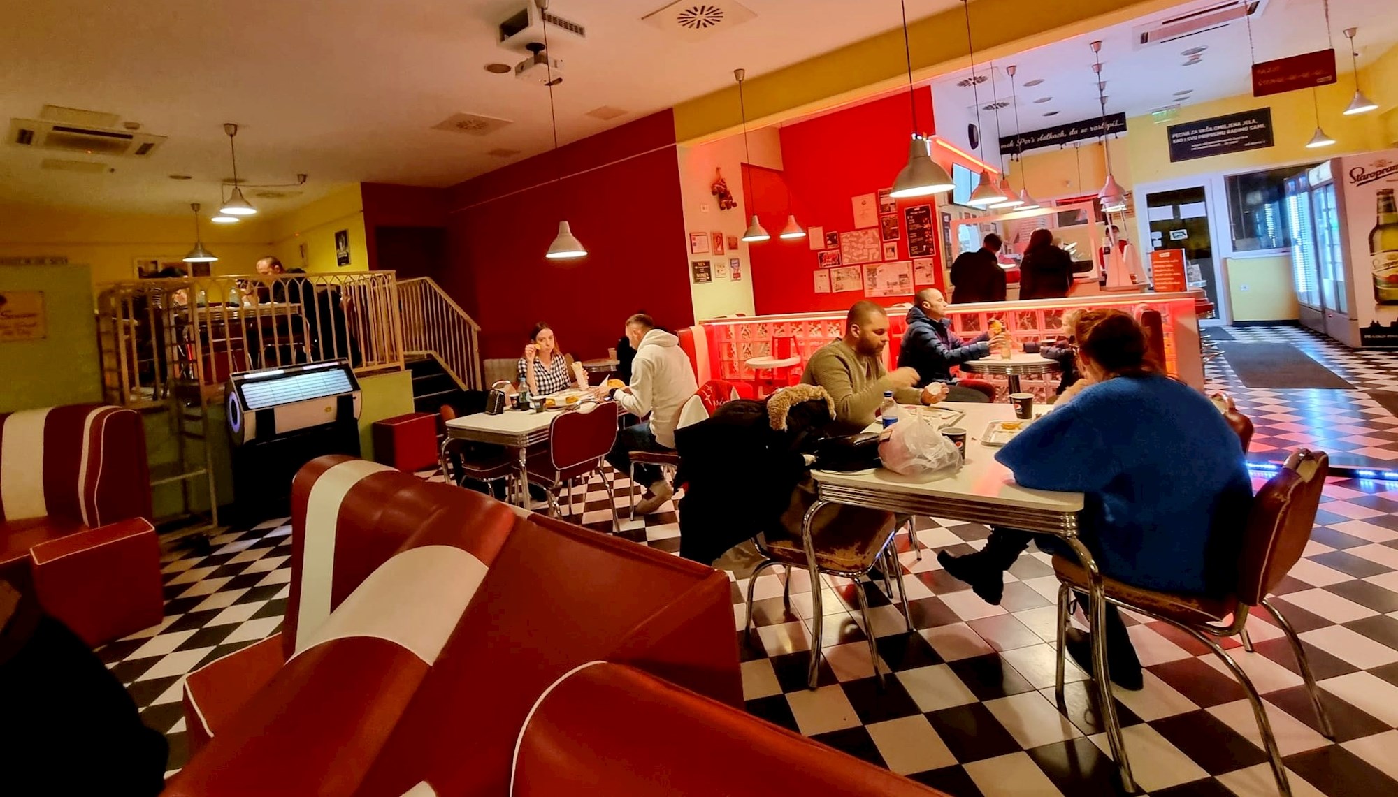 Mek Per's: Hamburgeri kao nekad, samoposluga i papirnate čaše