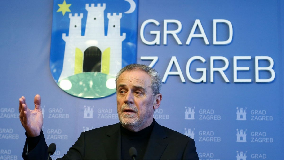 Bandić održao presicu: Nisam jeo od jučer ništa da mogu zakopčati sako pred vama