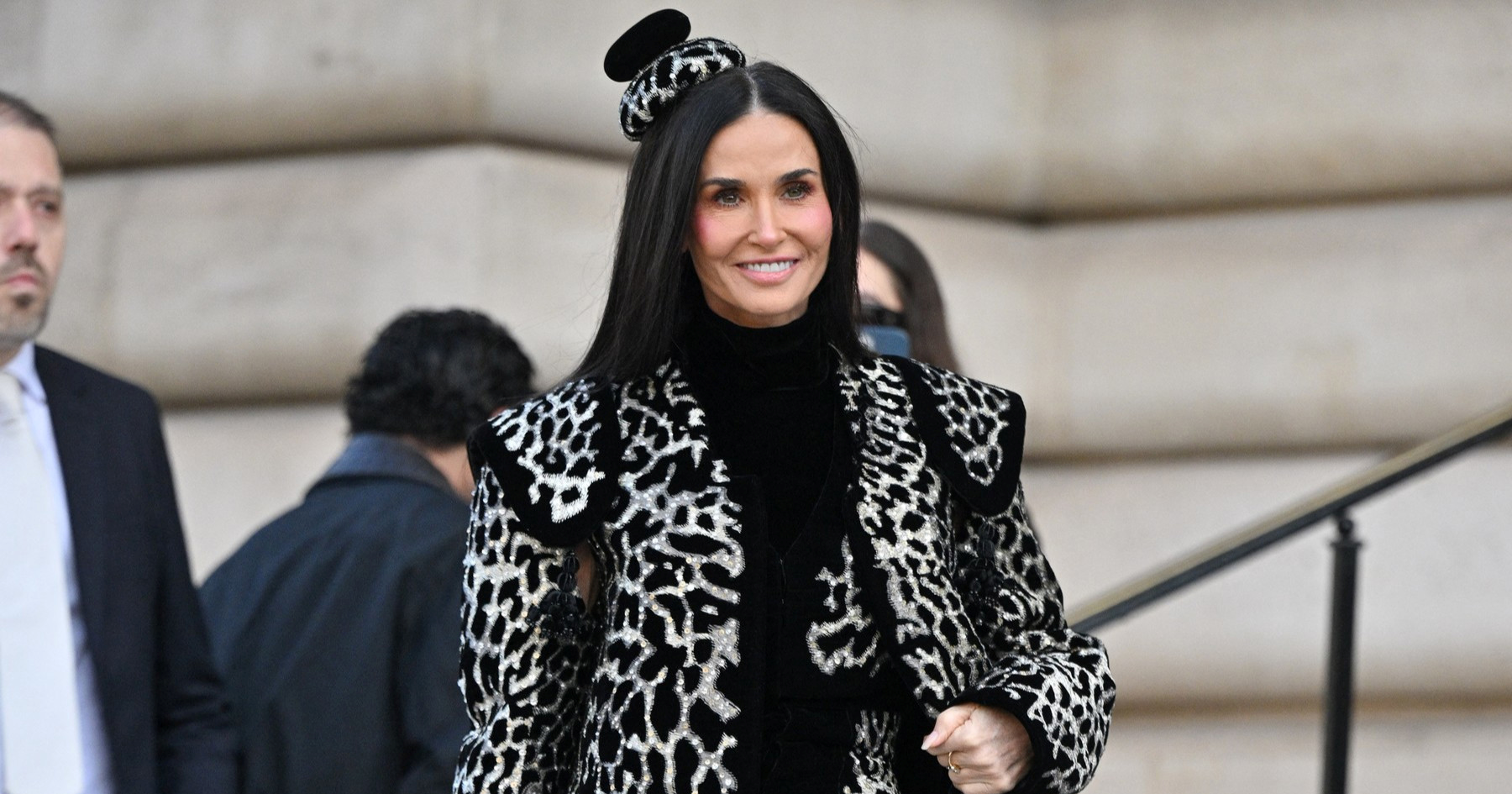 Demi Moore pozirala u odvažnoj kombinaciji na Tjednu mode u Parizu