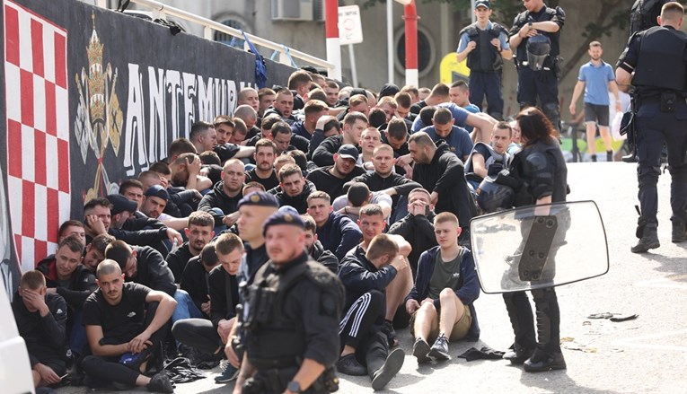 Pogledajte kako je policija poslagala huligane u Splitu