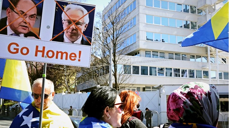 Federacija BiH ima novu vladu, prosvjednici zastupnike nazivali izdajicama i ustašama