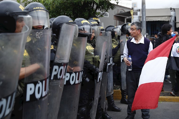 U prosvjedima u Peruu više od 50 ozlijeđenih. Do temelja spaljena povijesna vila