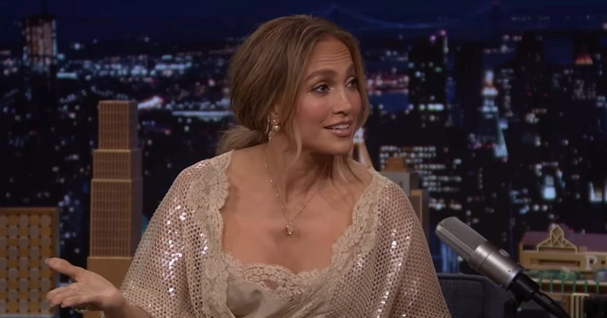 Jennifer Lopez u prozirnom izdanju koje balansira između glamura i zavodljivost