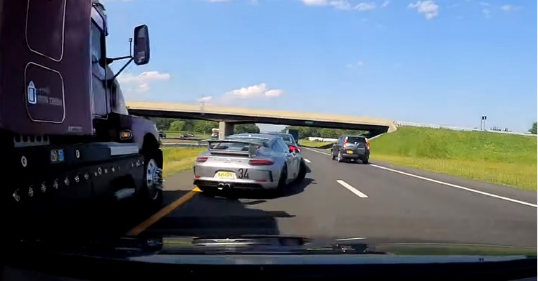 Izbjegao smrt za dlaku: Pogledajte kako se vozač Porschea spasio brzom reakcijom