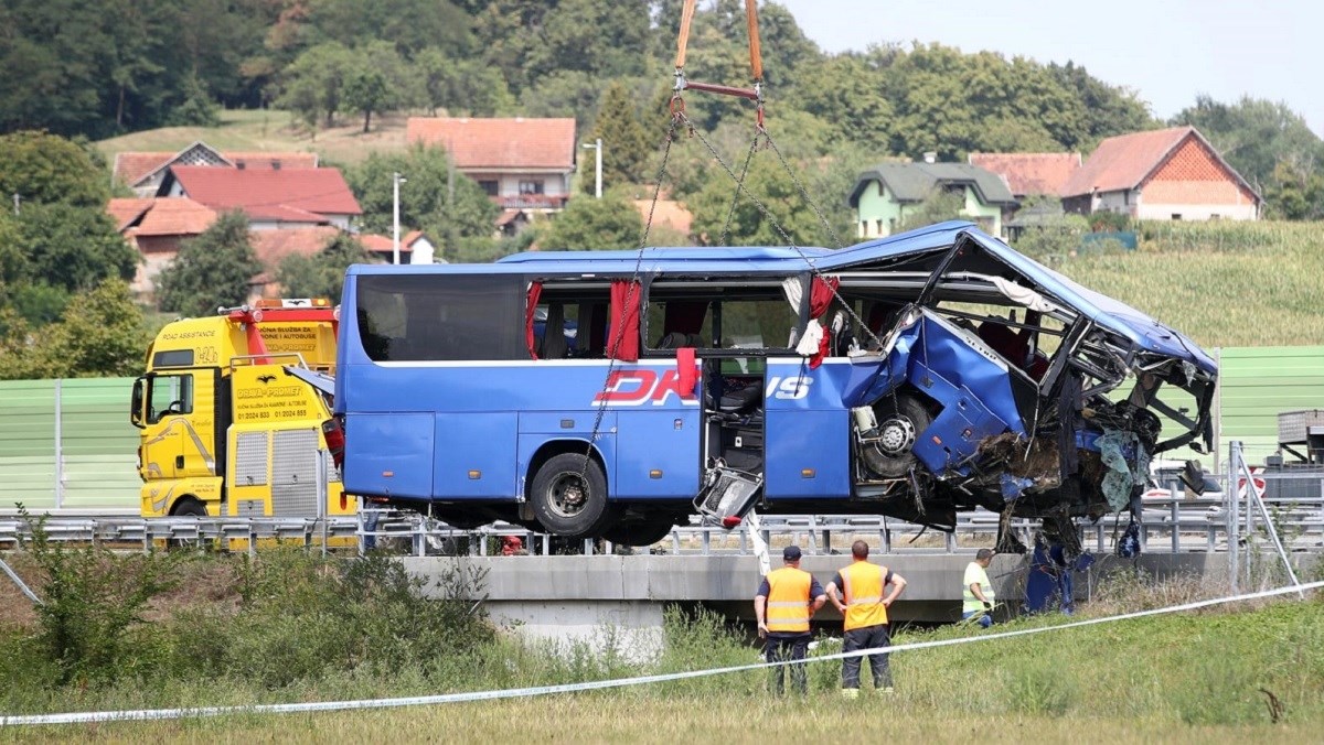 Očevid pokazao: Vozač busa izgubio kontrolu, probio ogradu i sletio s autoceste