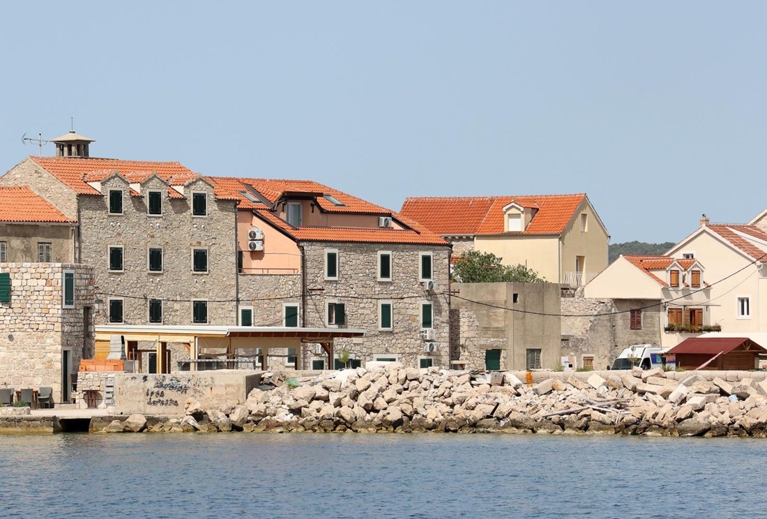 Najmanji naseljeni otok na Jadranu idealan je za miran odmor. Nema automobila i buke