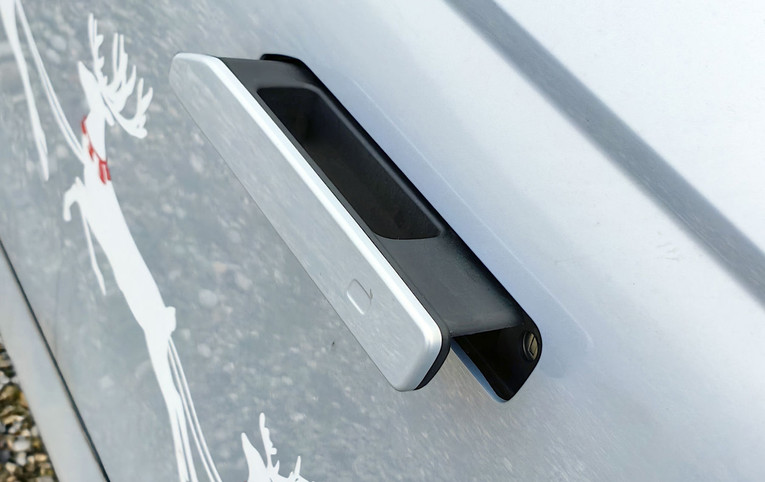 Kina od 2027. zabranjuje električne skrivene kvake na automobilima