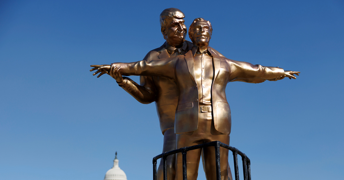 U Washingtonu osvanuo kip Trumpa i Epsteina inspiriran legendarnom scenom iz Titanica