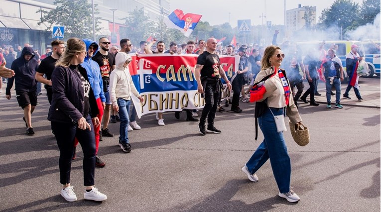 Skandal na treningu Srbije u Njemačkoj. Navijači policiju gađali bakljama