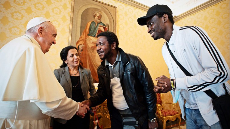 Papa na svoj 85. rođendan primio migrante s Cipra