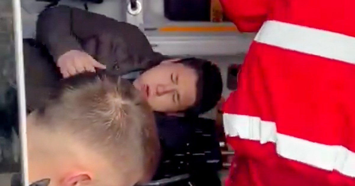 VIDEO Vučićevi tabloidi tvrde da je napadnut vođa ćacija, snimljen u vozilu hitne