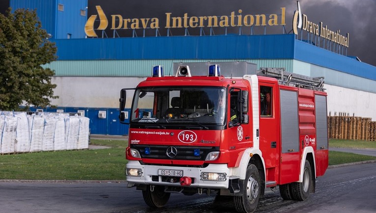 Ima ozlijeđenih vatrogasaca u gašenju ogromnog požara u Osijeku
