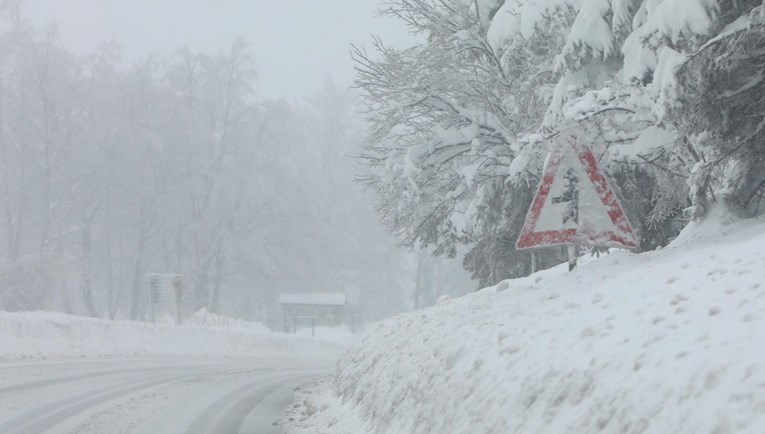 U dijelovima BiH pada jak snijeg. Prekinut promet, uvodi se online nastava