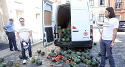 Performans Sinčića na Markovom trgu, pred vladom hrpa rasutih lubenica