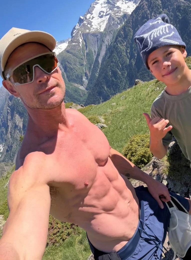 Chris Hemsworth (42) na planinarenju pozirao bez majice, fotka je privukla pažnju