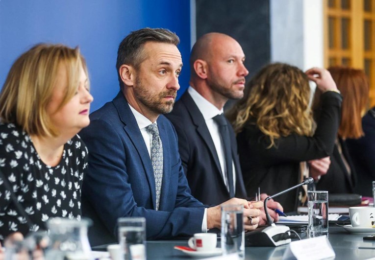 Vlada nudi rast osnovice na 1025 eura. Sindikati nezadovoljni