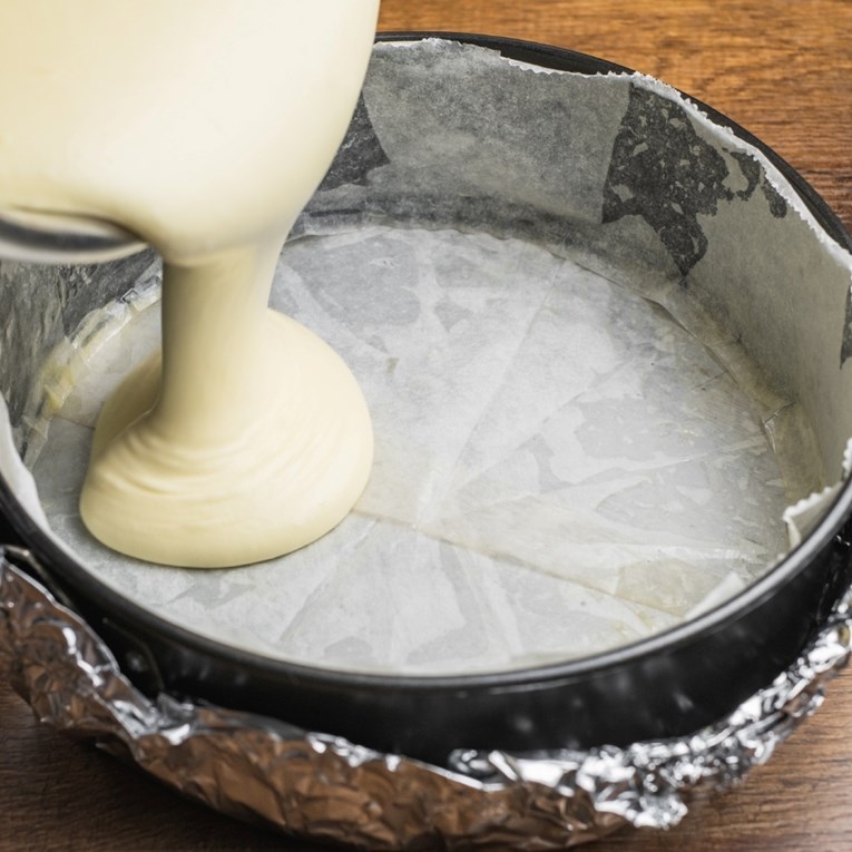 Obložiti kalup papirom za pečenje zapravo ne može biti jednostavnije, znamo trik