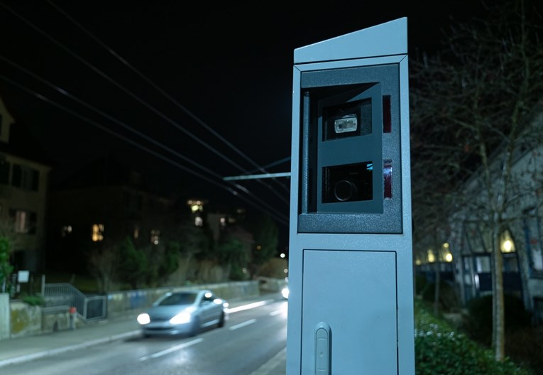 Milijunaš u Švicarskoj vozio 27 km/h preko ograničenja. Prijeti mu 95.500 eura kazne
