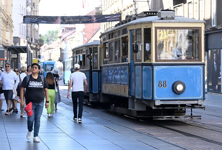 Zagrepčani sunčanu i toplu nedjelju iskoristili za izlazak u grad, ulice su bile pune