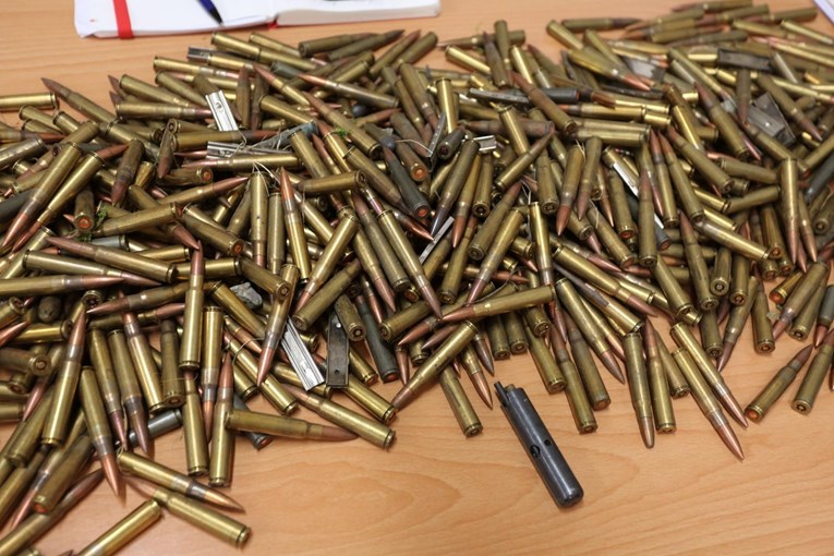 Ličanka policiji predala 231 komad streljiva