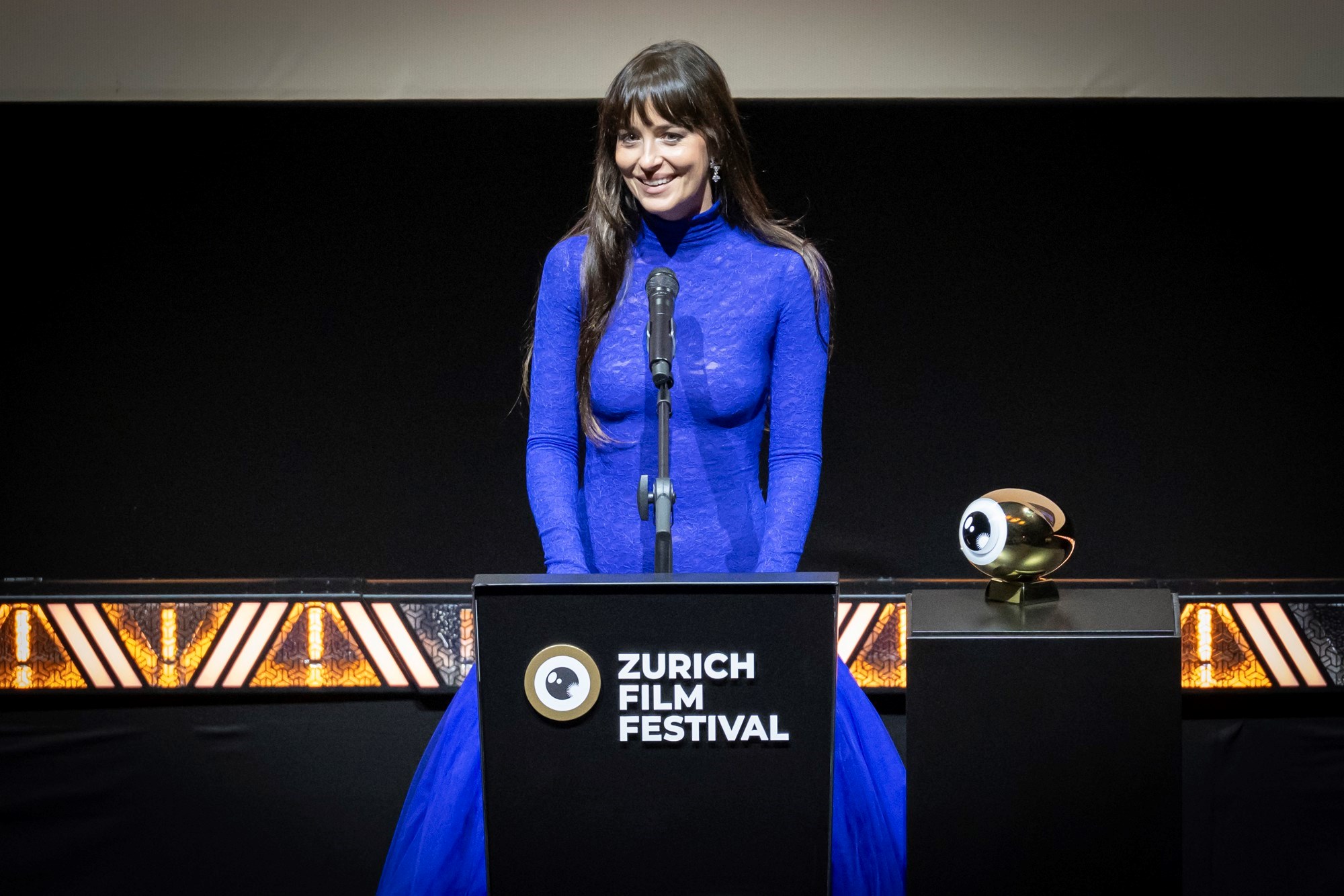 Dakota Johnson u još jednoj haljini koja malo toga ostavlja mašti