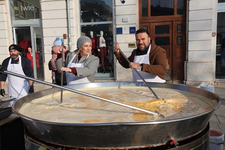 U Puli na Staru godinu napravili fritaju od 2025 jaja