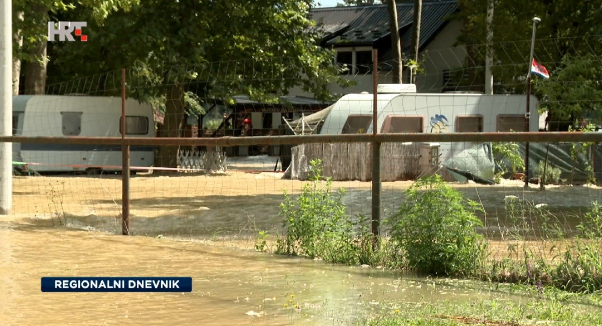 Romsko naselje kod Drnja pod vodom. "Sve pliva, bez svega smo ostali"