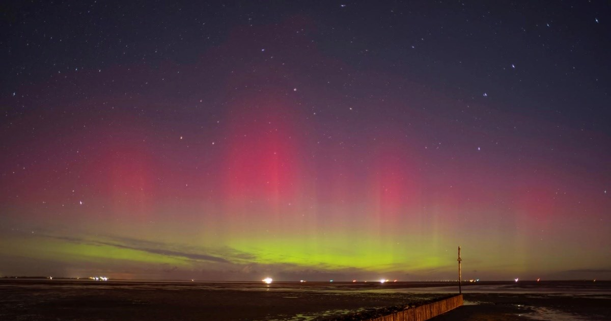 Polarna svjetlost obasjala nebo iznad plaže u Njemačkoj, prizor je fascinantan