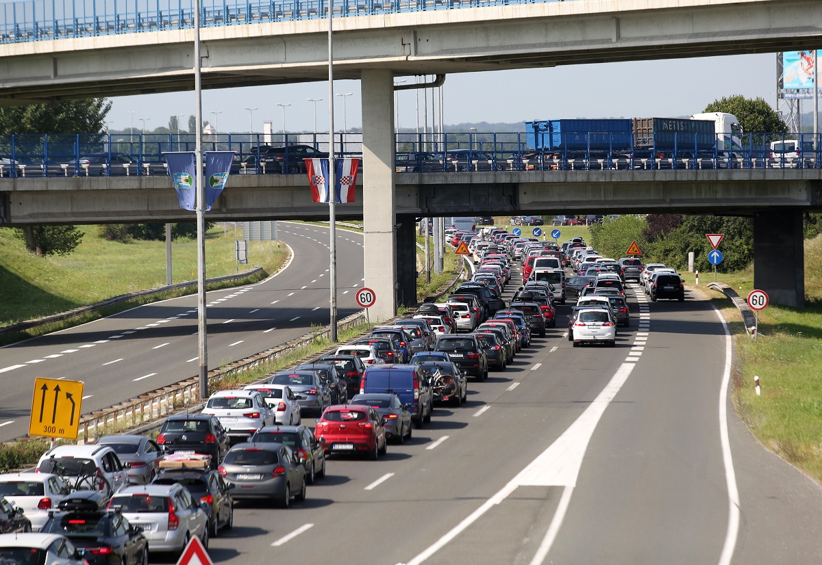 Cijeli dan velike gužve na cestama, na izlaz iz Hrvatske se čeka pet sati