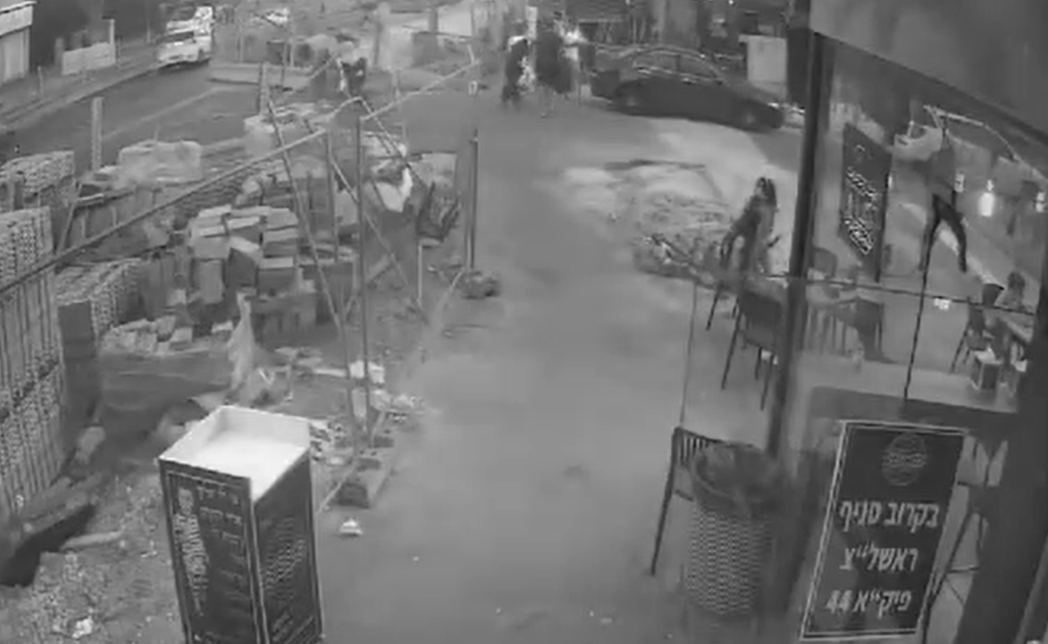 VIDEO U Izraelu dio rakete pao na manje od pola metra od para