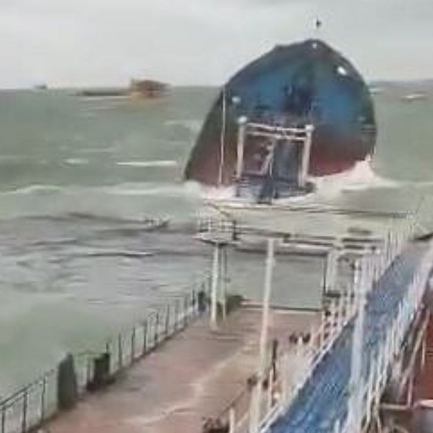VIDEO Ruski tanker se prepolovio u Crnom moru, drugi oštećen. Poginuo čovjek