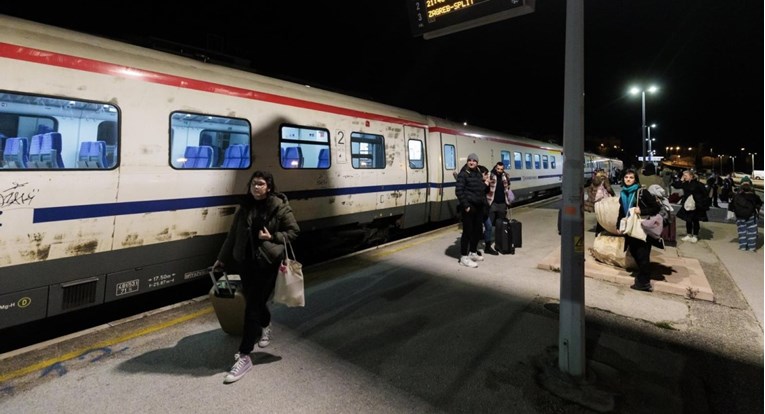Nakon 23 godine sezonski vlak iz Vukovara ponovno vozi u Split. Put traje 14 sati