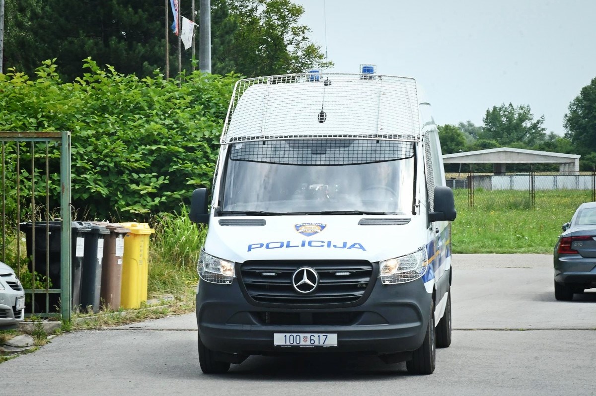 Palio kontejnere, krao gorivo, oštetio 13 auta u Sisku. Ide u zatvor na 8 mjeseci