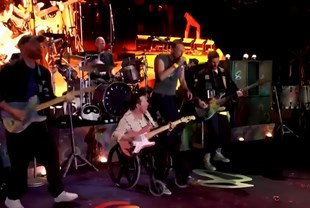 VIDEO Coldplay nastupio u Glastonburyju, poseban gost rasplakao publiku