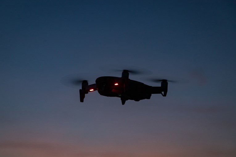 Vojni dronovi krenuli prema avionu Zelenskog kod Irske. "Bili su na njegovoj putanji"