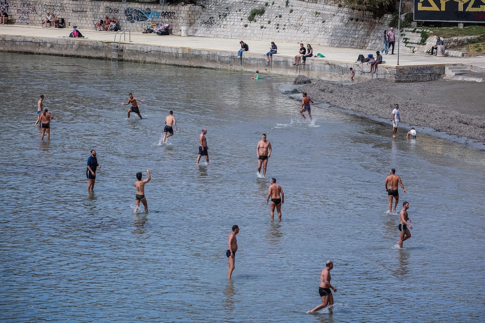 Proljeće u Splitu: Ljudi se sunčaju i kupaju na Bačvicama, igra se picigin