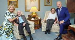 Ekipu na internetu zbunila fotka Bidenovih i Carterovih. Vidite li zašto?