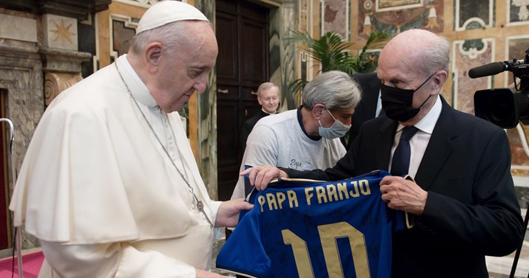 Papa Franjo dobio Dinamov dres s brojem 10