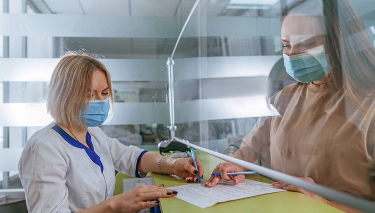 Bolnica u Crikvenici zbog korone ponovno uvodi obavezno nošenje maski
