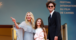 Sienna Miller na crvenom tepihu u Cannesu pozirala s 15 godina mlađim dečkom i kćeri