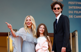 Sienna Miller na crvenom tepihu u Cannesu pozirala s 15 godina mlađim dečkom i kćeri