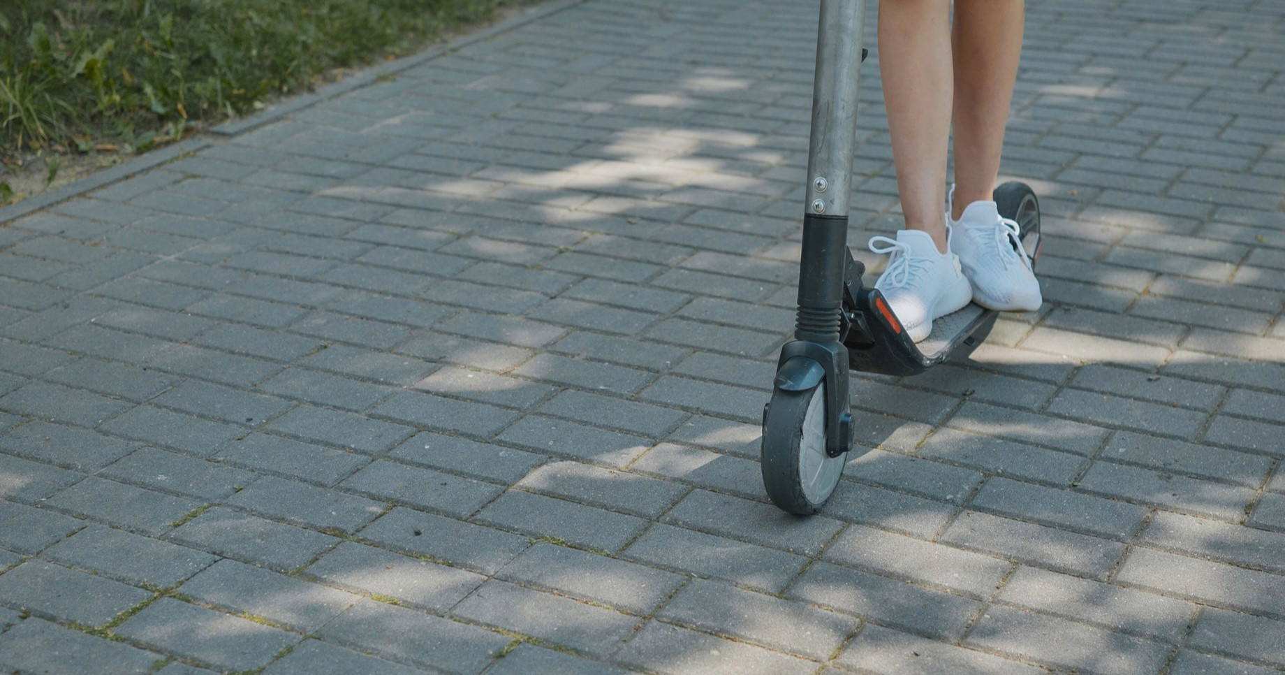 Maloljetnice kod Zadra pale s romobila, obje bile bez kacige. Jedna se bori za život