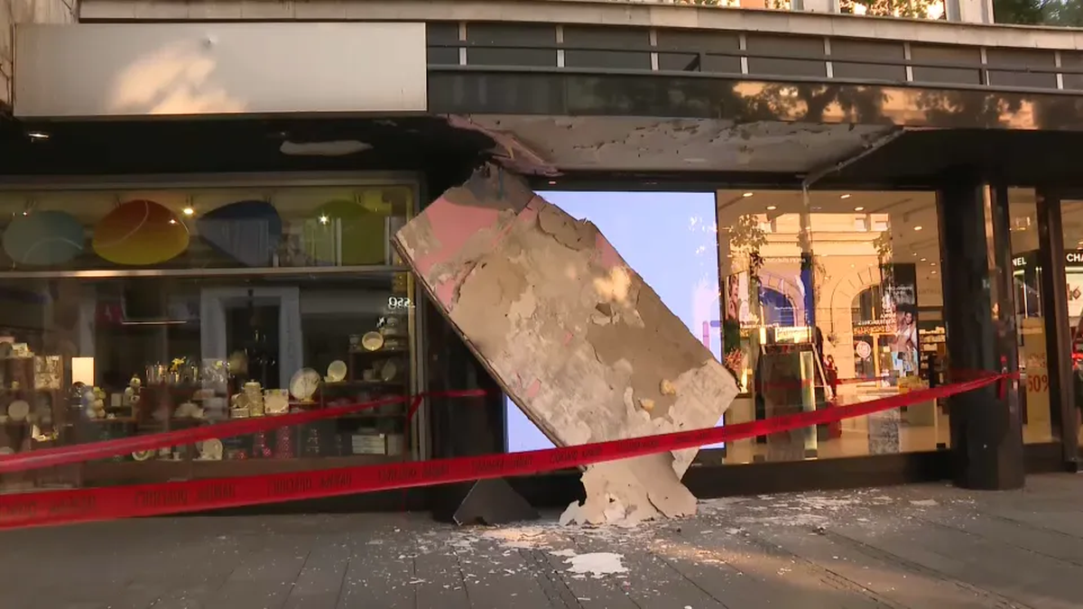 Srušio se dio nadstrešnice u centru Beograda