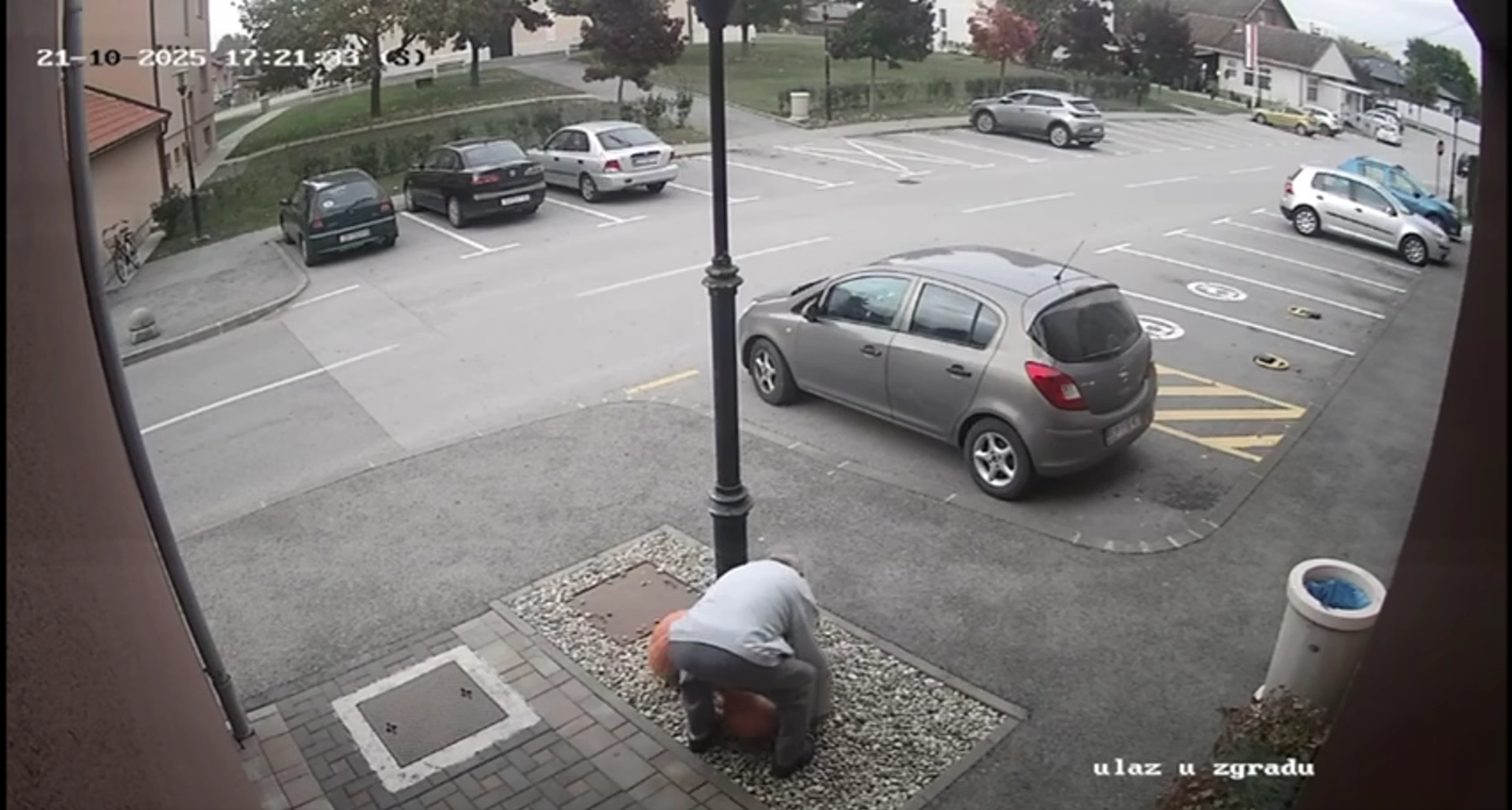 Muškarac odnio bundeve koje su krasile ulaz u zgradu Općine Rovišće. Objavljen video