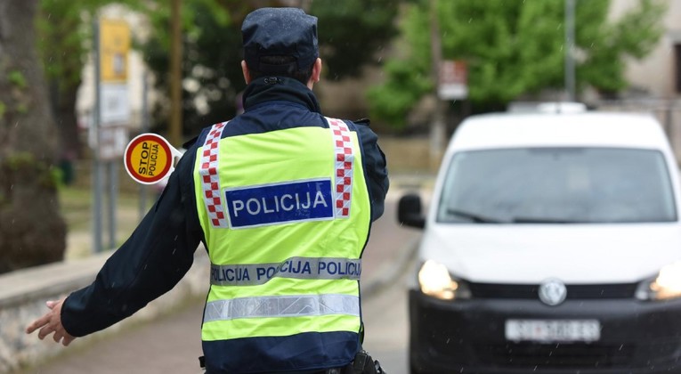 Muškarac kod Zagvozda opet vozio bez dozvole, u autu imao pištolj i marihuanu