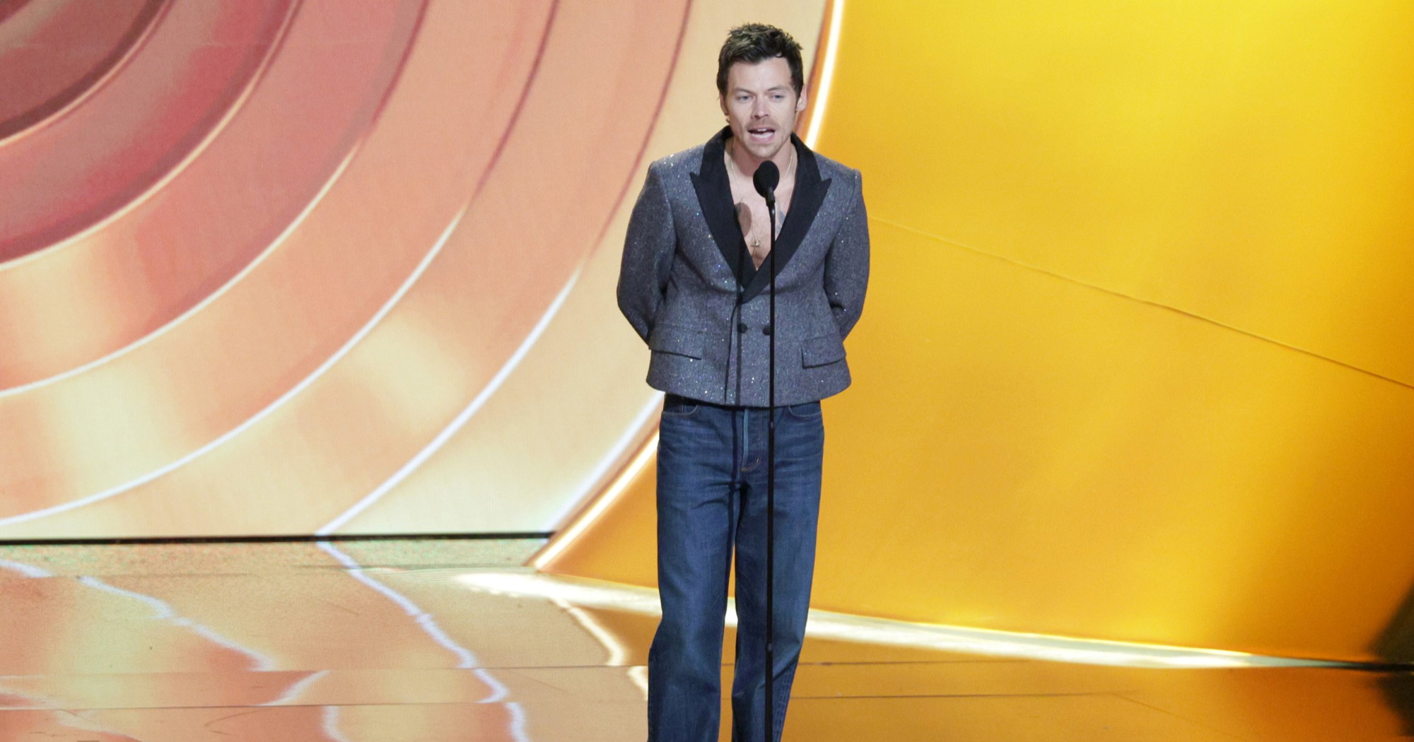 Svi u odijelima, on u trapericama: Harry Styles u ležernom outfitu došao na Grammyje